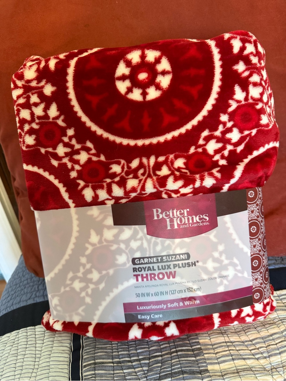 Better Homes And Gardens Soft Plush Throw in Light Pink and White